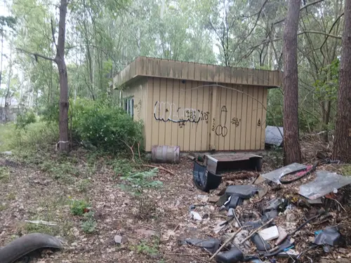 Stróżówka dawnego złomowiska samochodów
