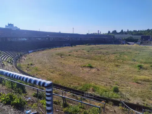 Opuszczony stadion - zdjęcie 15/18