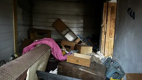 Stróżówka dawnego złomowiska samochodów