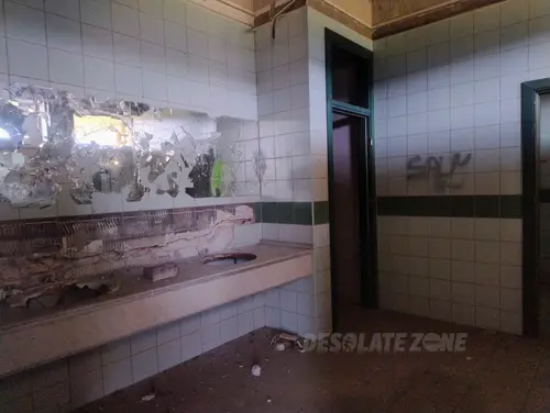 Opuszczona stacja benzynowa i McDonald's