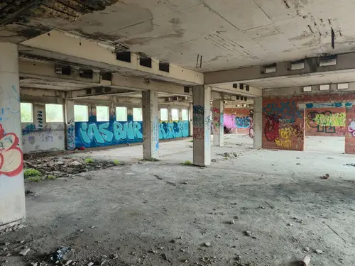 Duży niedokończony budynek koło portu Zadar - zdjęcie 27/47