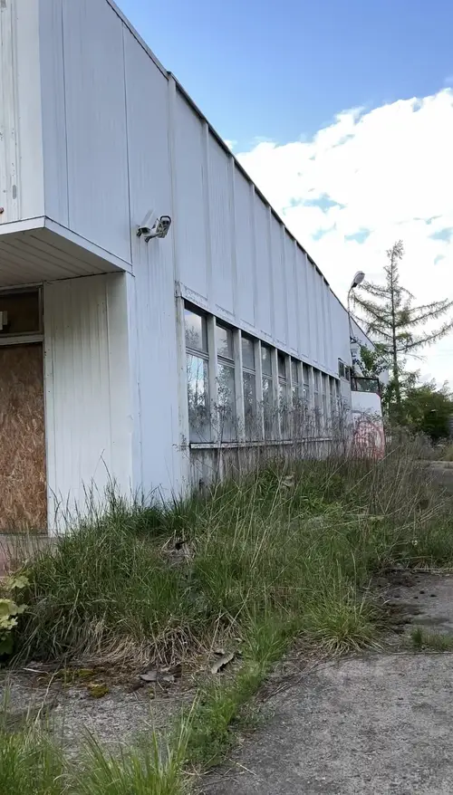 Opuszczona fabryka manekinów i rekwizytów reklamowych - zdjęcie 1/7