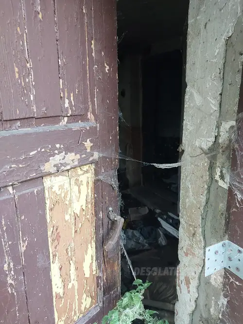 Ceglany dom dwurodzinny z piwnicą i szopą - zdjęcie 2/11