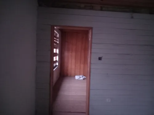 Opuszczony domek z garażem