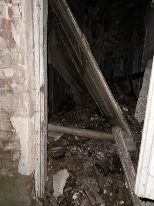 Opuszczony  dworek - zdjęcie 2/5