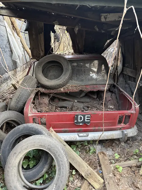 Opuszczony dom z samochodami - photo 7/7