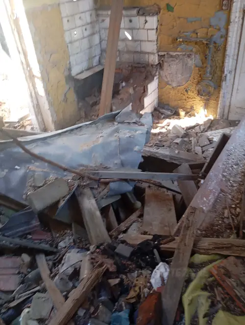 Opuszczony dom z lekko zawalonym dachem - photo 2/9