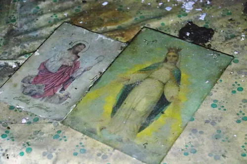 2 opuszczone domy w lesie