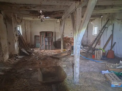 Opuszczona stajnia, Gorzyce