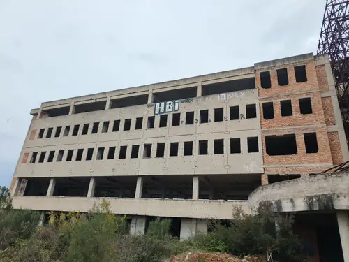 Duży niedokończony budynek koło portu Zadar - zdjęcie 23/47