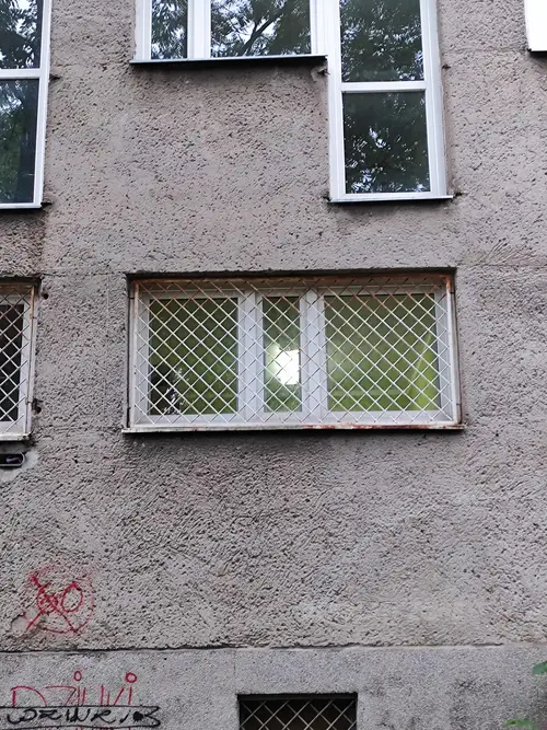 opuszczona kamienica - zdjęcie 6/8