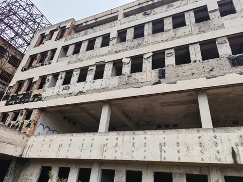 Duży niedokończony budynek koło portu Zadar - zdjęcie 22/47