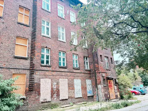 Opuszczona kamienica - zdjęcie 1/2