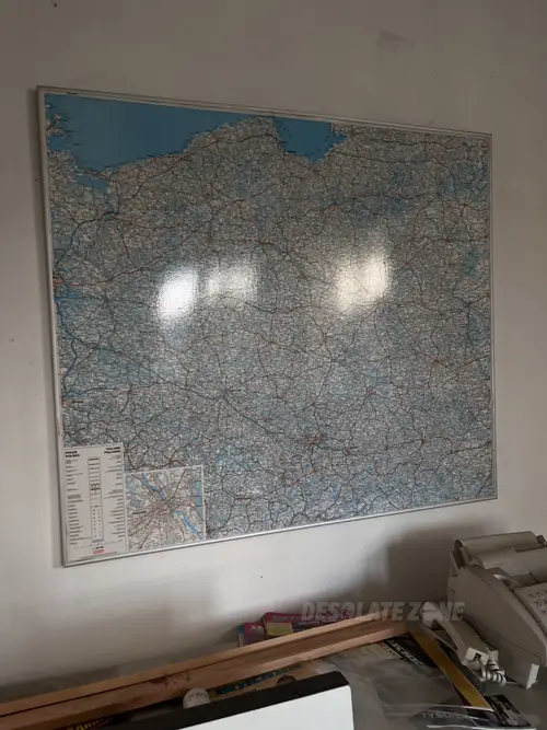 Opuszczona fabryka manekinów i rekwizytów reklamowych - photo 57/137