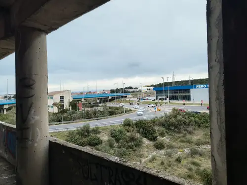 Duży niedokończony budynek koło portu Zadar - zdjęcie 36/47