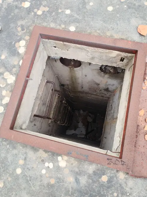 Duży niedokończony budynek koło portu Zadar - zdjęcie 4/47