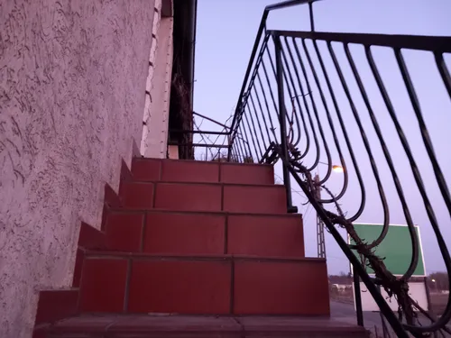 Opuszczony domek z garażem