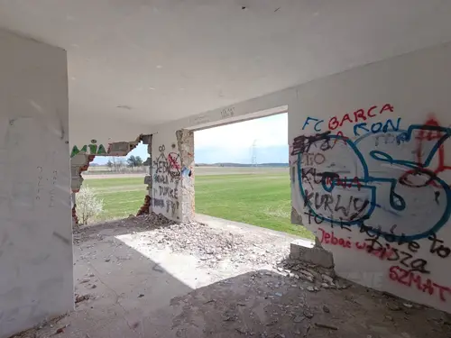 Opuszczony niedokończony dom - zdjęcie 9/13