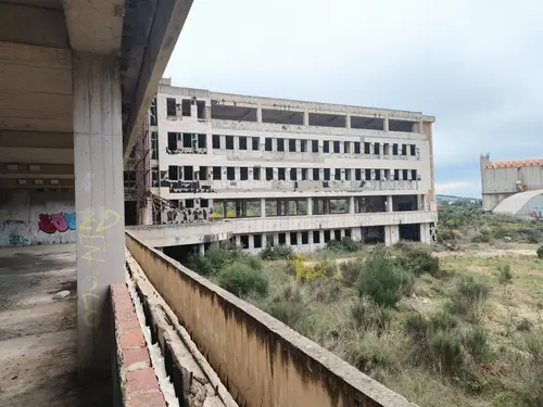 Duży niedokończony budynek koło portu Zadar - zdjęcie 44/47