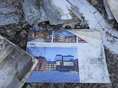 Opuszczony plac z budynkami w zielonce - zdjęcie 2/8