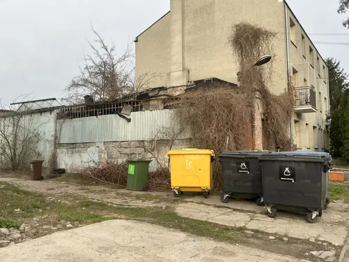 Opuszczony domek lub budynek gospodarczy - zdjęcie 1/2