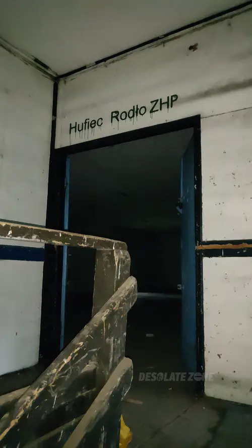 Opuszczony budynek po dawnej jednostce wojskowej - photo 5/17