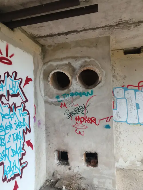 Duży niedokończony budynek koło portu Zadar - zdjęcie 25/47