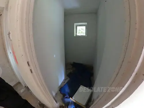 Opuszczony dom na skraju lasu - zdjęcie 13/59