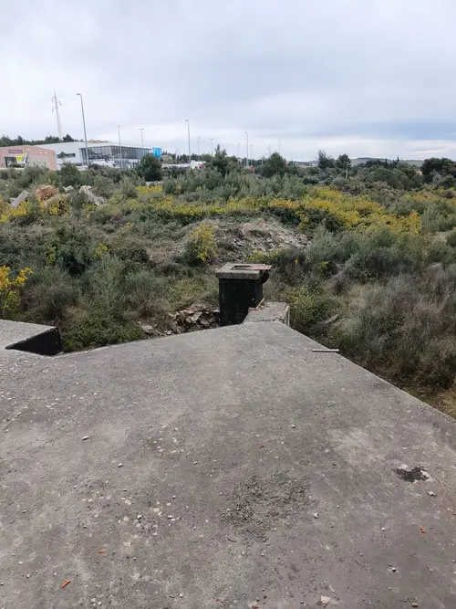 Duży niedokończony budynek koło portu Zadar - zdjęcie 30/47