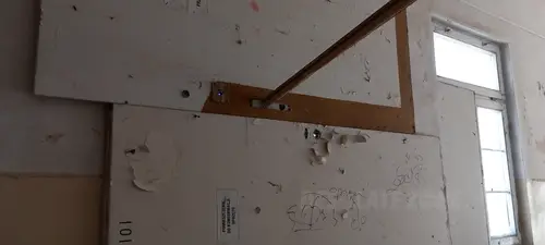 Opuszczona przychodnia wojskowa.