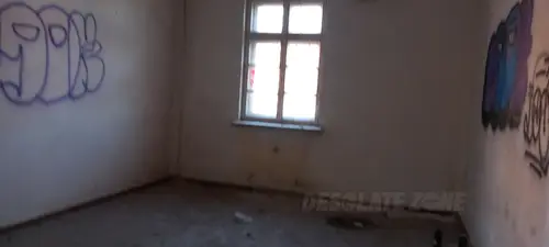 Opuszczona przychodnia wojskowa.