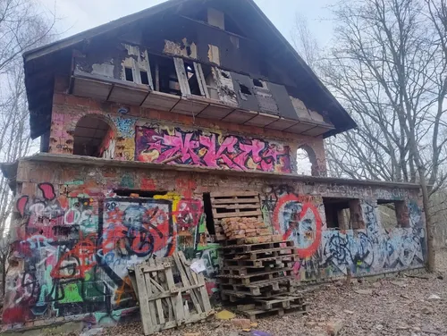 Niedokończona Willa obok Lotniska