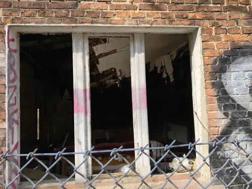 Mały opuszczony dom - zdjęcie 3/10