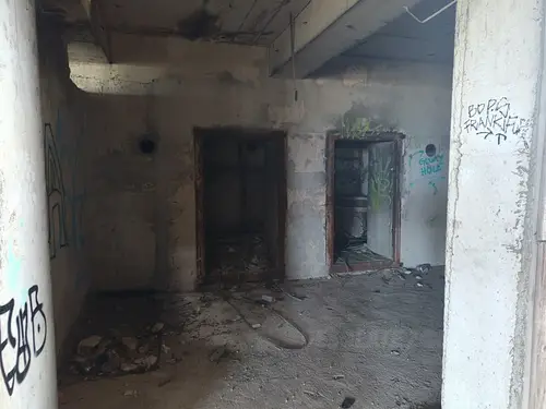 Duży niedokończony budynek koło portu Zadar - zdjęcie 28/47