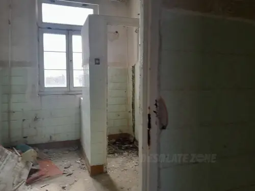 Opuszczona przychodnia wojskowa.