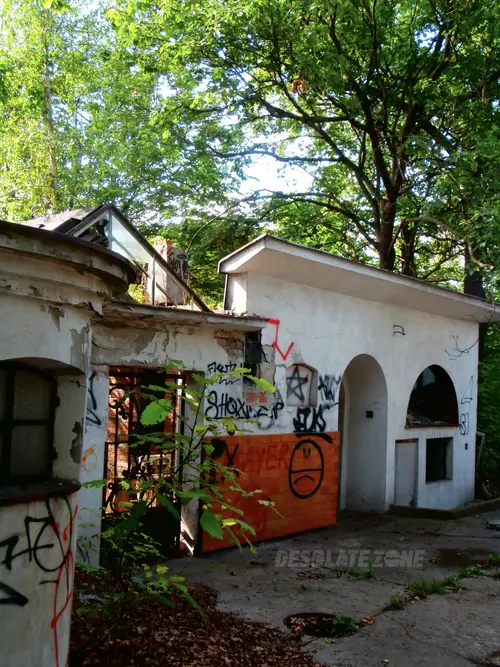 Opuszczona restauracja Baszta (willa z XIX wieku) - photo 3/54