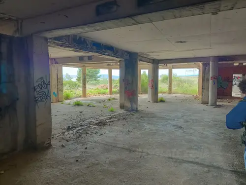 Duży niedokończony budynek koło portu Zadar - zdjęcie 29/47