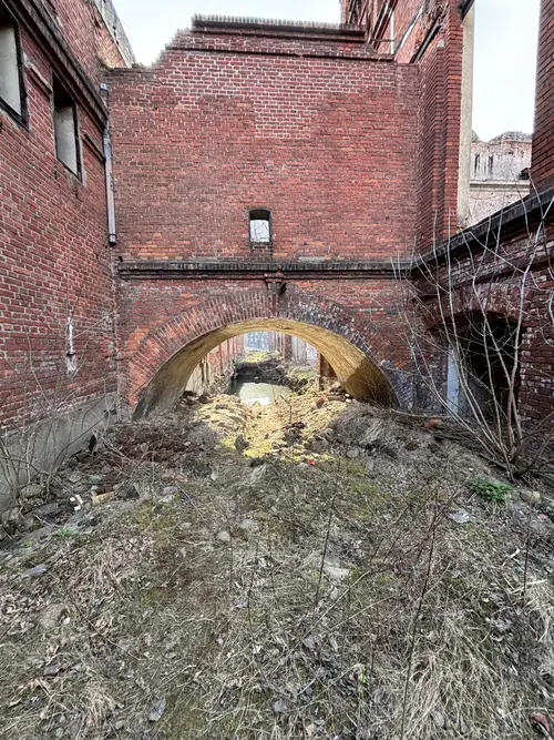 Ogromna fabryka włókiennicza