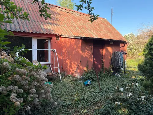 Opuszczony dom z dokumentami rozwodowymi