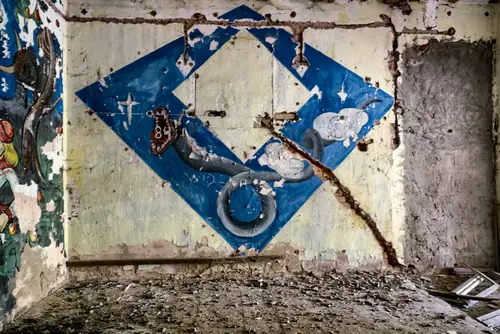 Old canteen with paint - zdjęcie 2/5