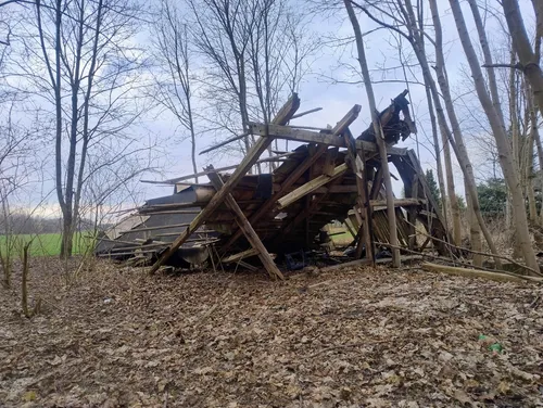 gospodarstwo i zniszczony domek - zdjęcie 4/7