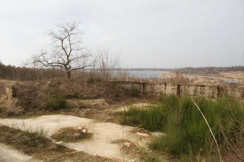 budynek obok jeziora - zdjęcie 2/6