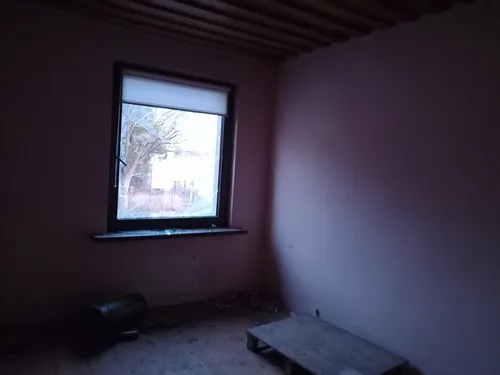 Opuszczony domek z garażem