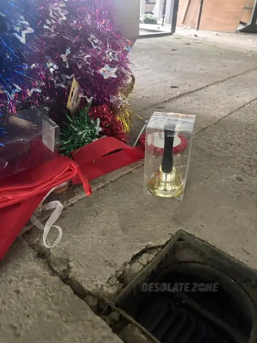 Opuszczona fabryka manekinów i rekwizytów reklamowych - photo 12/22