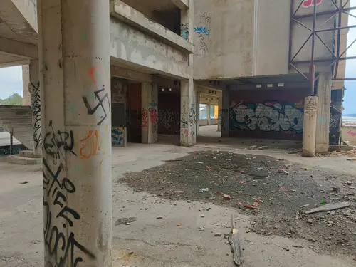 Duży niedokończony budynek koło portu Zadar - zdjęcie 47/47