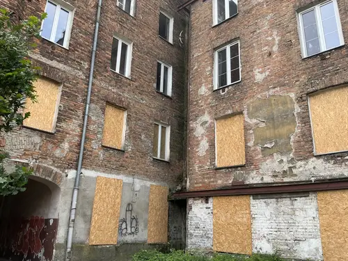 Dwie opuszczona kamienicę