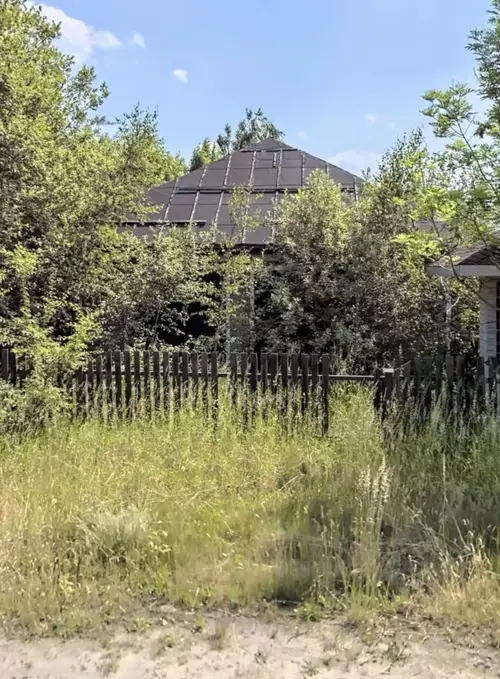 Niedokończony dom z budką ochroniarza