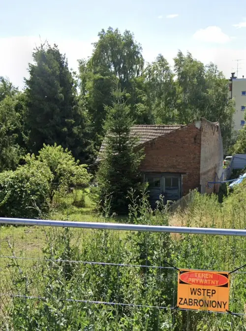 Drewniany dom ze stodołą