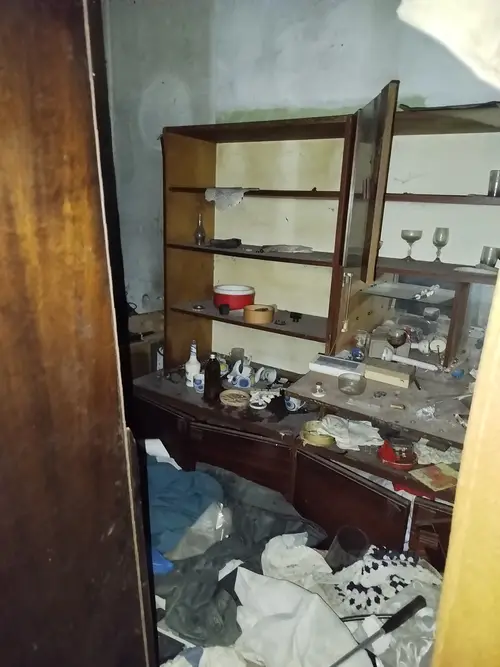 Kamienica z kupą wyposażenia