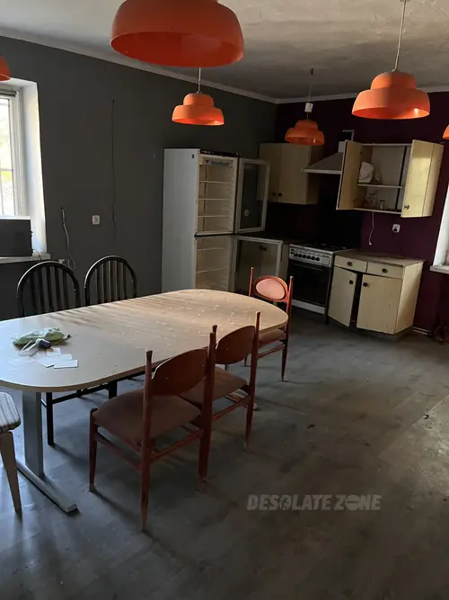 Opuszczona fabryka manekinów i rekwizytów reklamowych - photo 23/137
